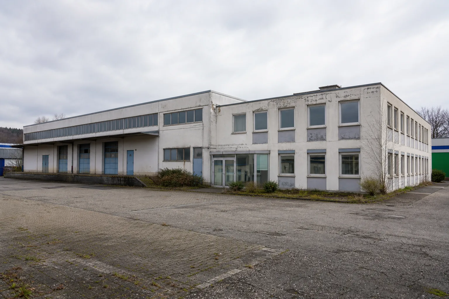 Älteres Gewerbeobjekt mit sichtbar notwendiger Modernisierung